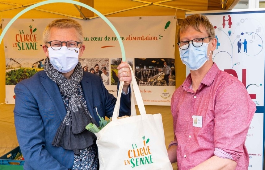 Georges Gilkinet s’est rendu à la gare de Braine-le-Comte pour retirer son panier de « La Clique en Senne » en soutien aux producteurs locaux.