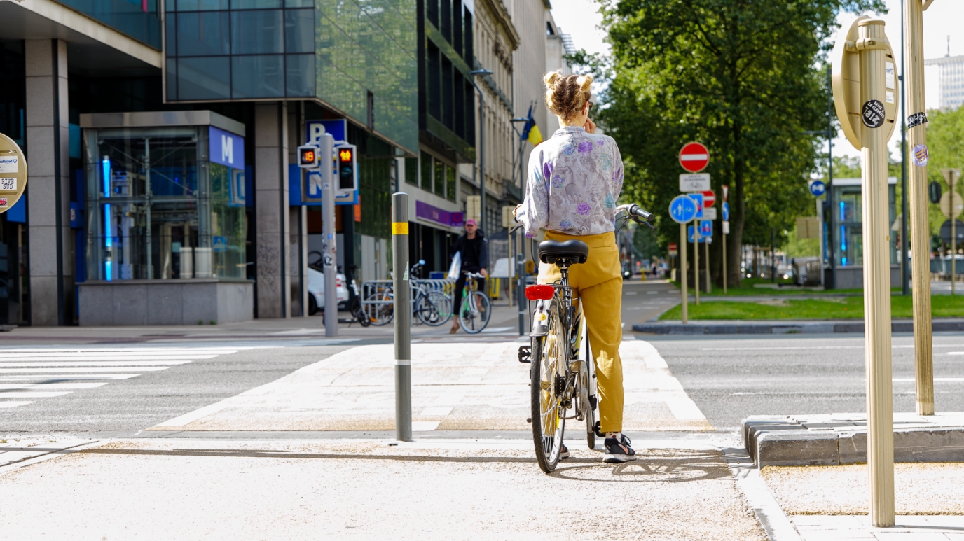 Fietsstraten en tweekleurige verkeerslichten Minister Gilkinet past de Wegcode aan voor veiligere fietsverplaatsingen