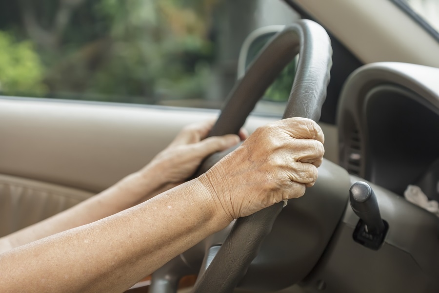 Photo d'illustration montrant une femme senior au volant d'une voiture