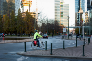 Landesweite Untersuchung zur Sicherheit im Straßenverkehr: In 5 Jahren hat sich die Zahl der Nutzer/-innen von Elektrofahrrädern verdoppelt. Kostenloses Parken in der Nähe von Bahnhöfen ist beliebteste Maßnahme zur Verbesserung der Mobilität