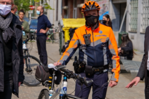 Radfahrer und Autofahrer: gemeinsam auf der Straße