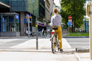 Fietsstraten en tweekleurige verkeerslichten  Minister Gilkinet past de Wegcode aan voor veiligere fietsverplaatsingen  